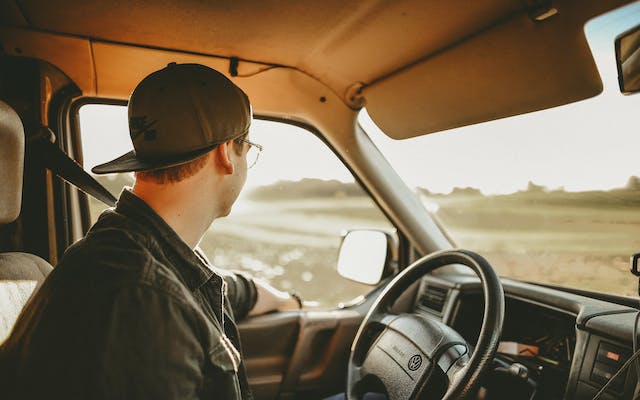 homem feliz por encontrar IPVA parcelado em instituição financeira