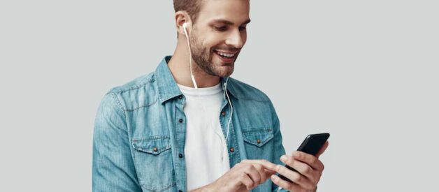 Homem de óculos, sorridente, conferindo mais sobre Celulares Vida útil, problemas e importância