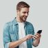 Homem de óculos, sorridente, conferindo mais sobre Celulares Vida útil, problemas e importância