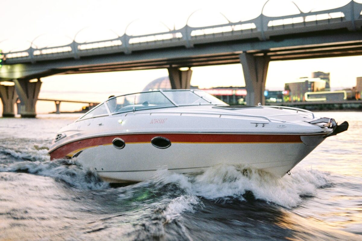 Passeios de lancha como tendência no turismo de experiência: inovação e imersão nas viagens costeiras