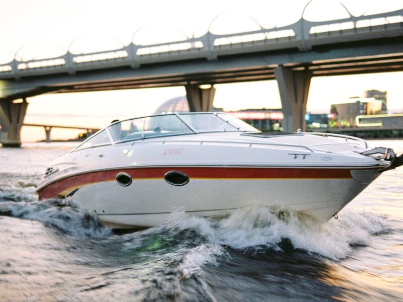 Passeios de lancha como tendência no turismo de experiência: inovação e imersão nas viagens costeiras