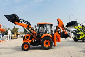 Mini-escavadeira ou retroescavadeira: descubra qual máquina combina com a sua obra