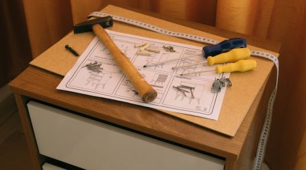 Como garantir uma montagem segura para guarda-roupas, painéis e cozinhas
